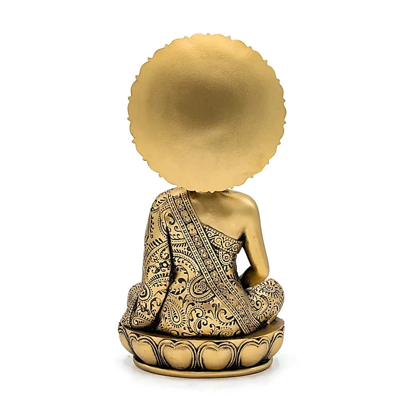 Buddha dorato in meditazione
