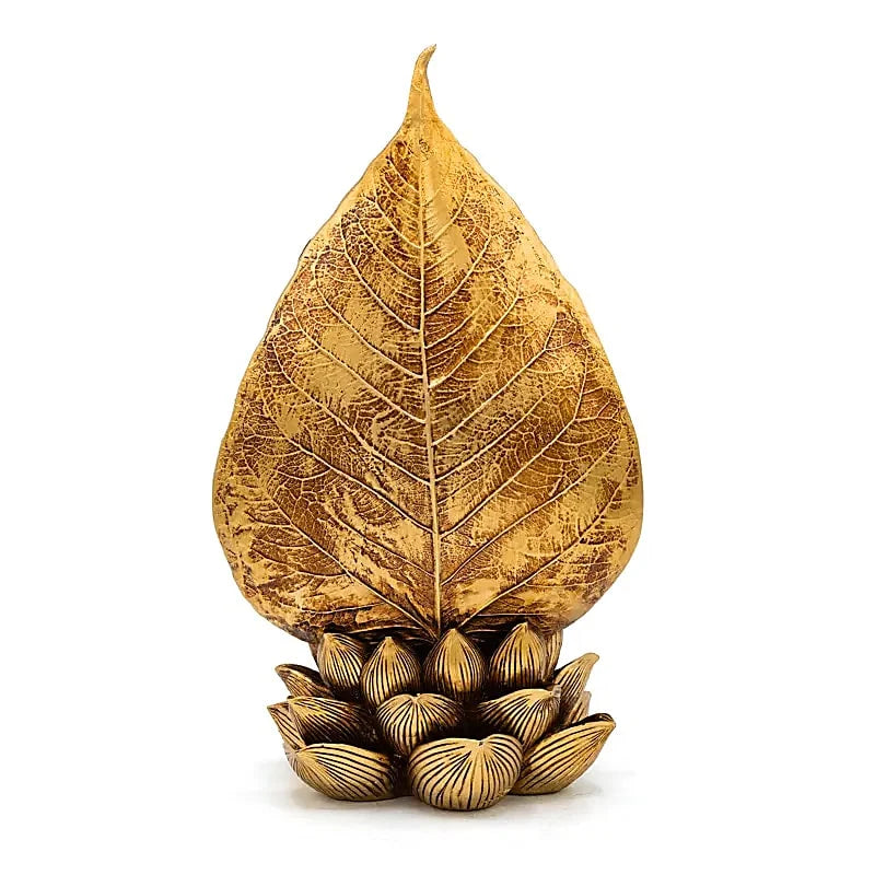 Decorazione dorata con mani in preghiera, loto e foglia