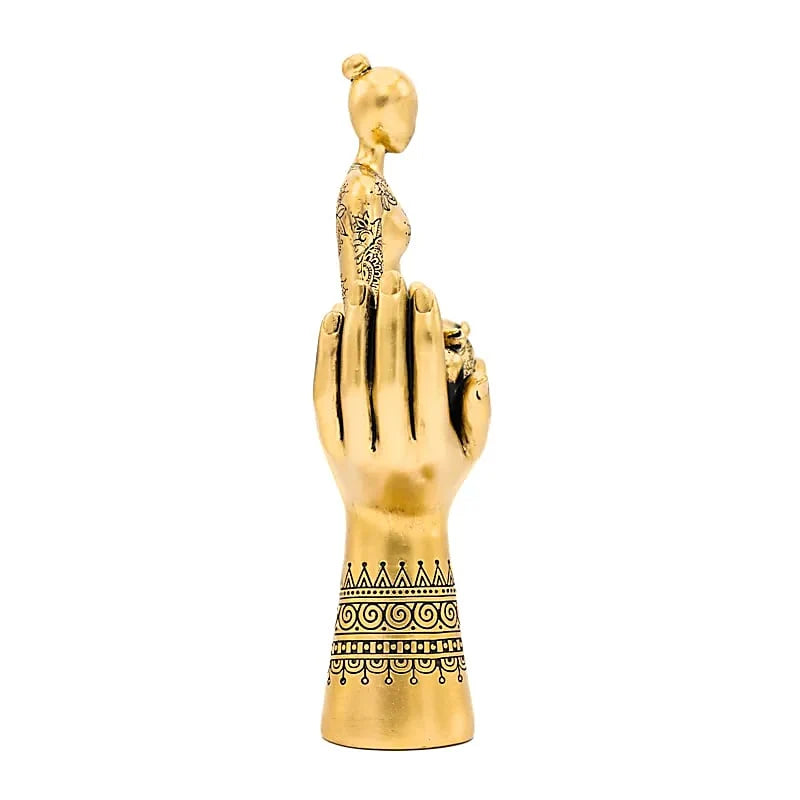 Decorazione figura  meditazione yoga su mani aperte