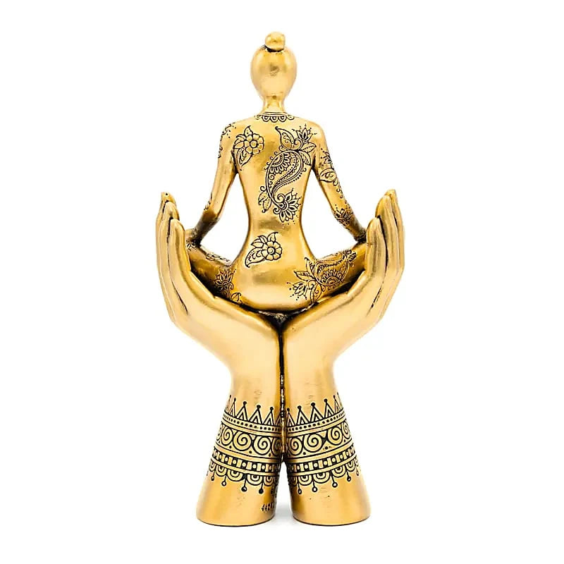 Decorazione figura  meditazione yoga su mani aperte