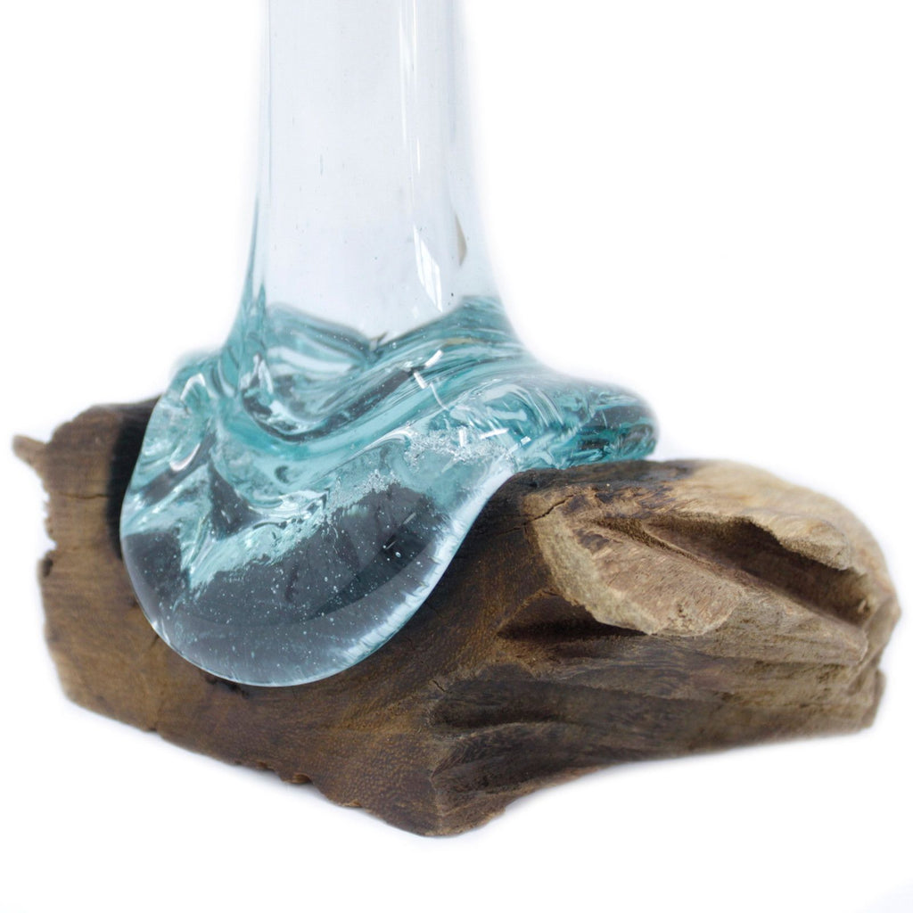 vaso in vetro fuso su legno