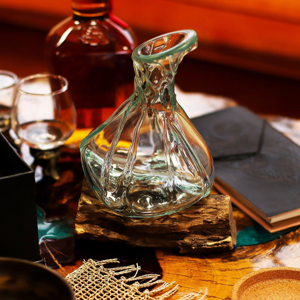 Mini caraffa decorativa in vetro fuso su base di legno,