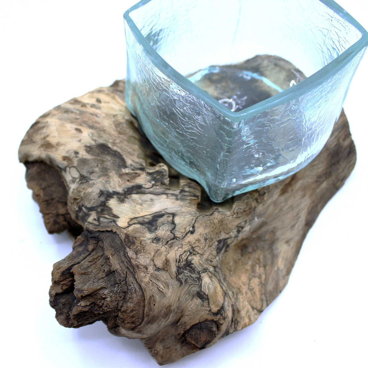 Serbatoio in vetro fuso screpolato su legno