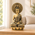 Buddha dorato in meditazione