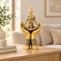 Decorazione figura  meditazione yoga su mani aperte